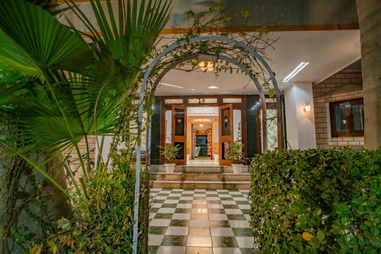 אודייפור Hotel Ambavgarh Palace מראה חיצוני תמונה
