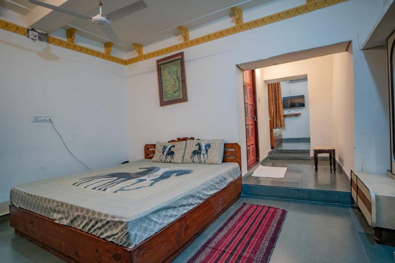 אודייפור Hotel Ambavgarh Palace מראה חיצוני תמונה