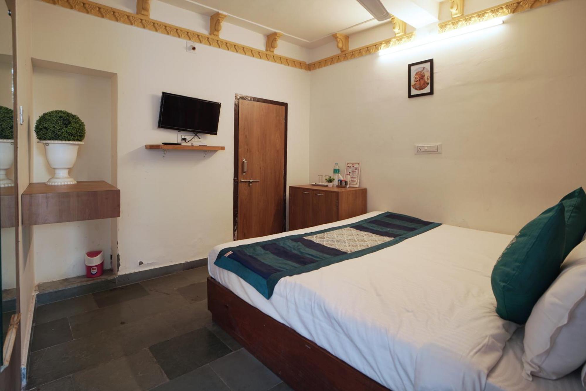 אודייפור Hotel Ambavgarh Palace מראה חיצוני תמונה